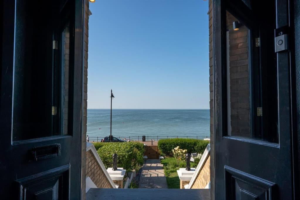 Stylish Beachfront Apartment, Sweeping Ocean Views And Luxury Touches Herne Bay Exterior photo