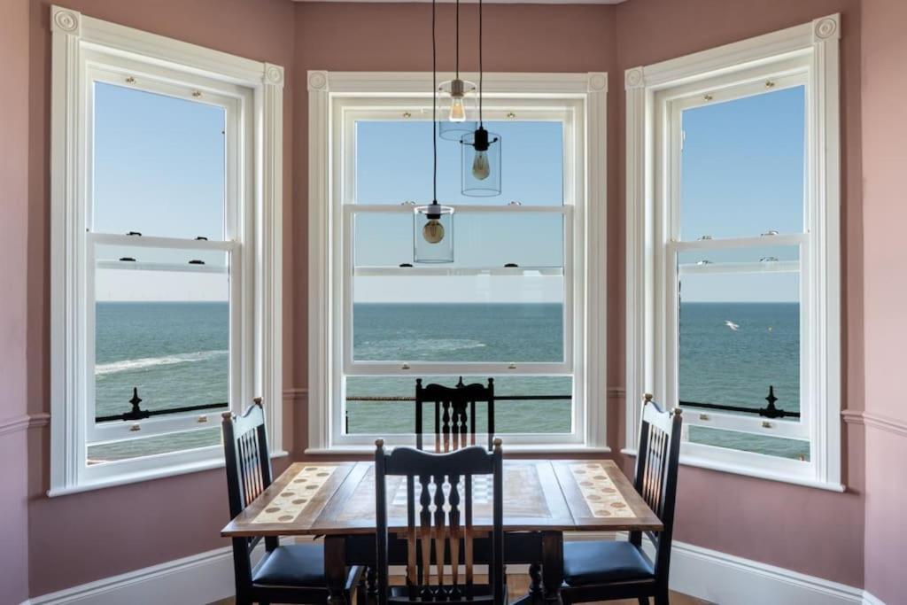 Stylish Beachfront Apartment, Sweeping Ocean Views And Luxury Touches Herne Bay Exterior photo